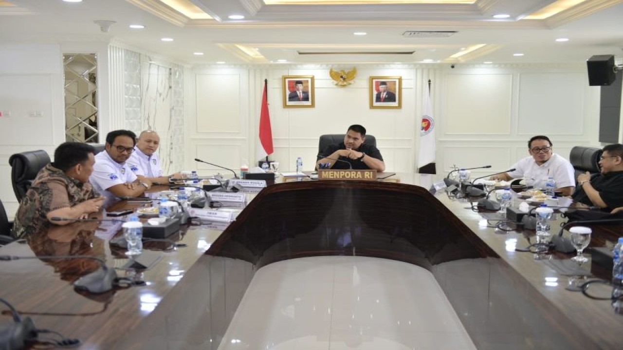 Menteri Pemuda dan Olahraga Republik Indonesia (Menpora RI) Dito Ariotedjo, menerima audiensi Ketua Panitia Formula E 2023 Jakarta , Ananda Mikola yang hadir bersama Pimpinan Perlombaan Bagoes Hermanto, Dirut Jakarta Propertindo (Jakpro) Iwan Takwin di Ruang Rapat Lantai 10 Kantor Kemenpora, Senayan, Jakarta, Selasa (2/5/2023). (ANTARA/HO-Kemenpora RI)