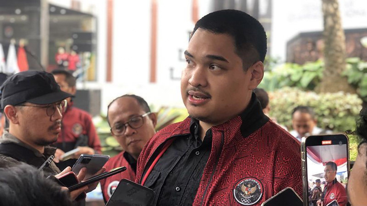 Menpora Dito Ariotedjo saat menemui awak media seusai mengukuhkan 599 atlet untuk SEA Games 2023 Kamboja di Jakarta, Selasa (2/5/2023). ANTARA/Zaro Ezza Syachniar/aa.