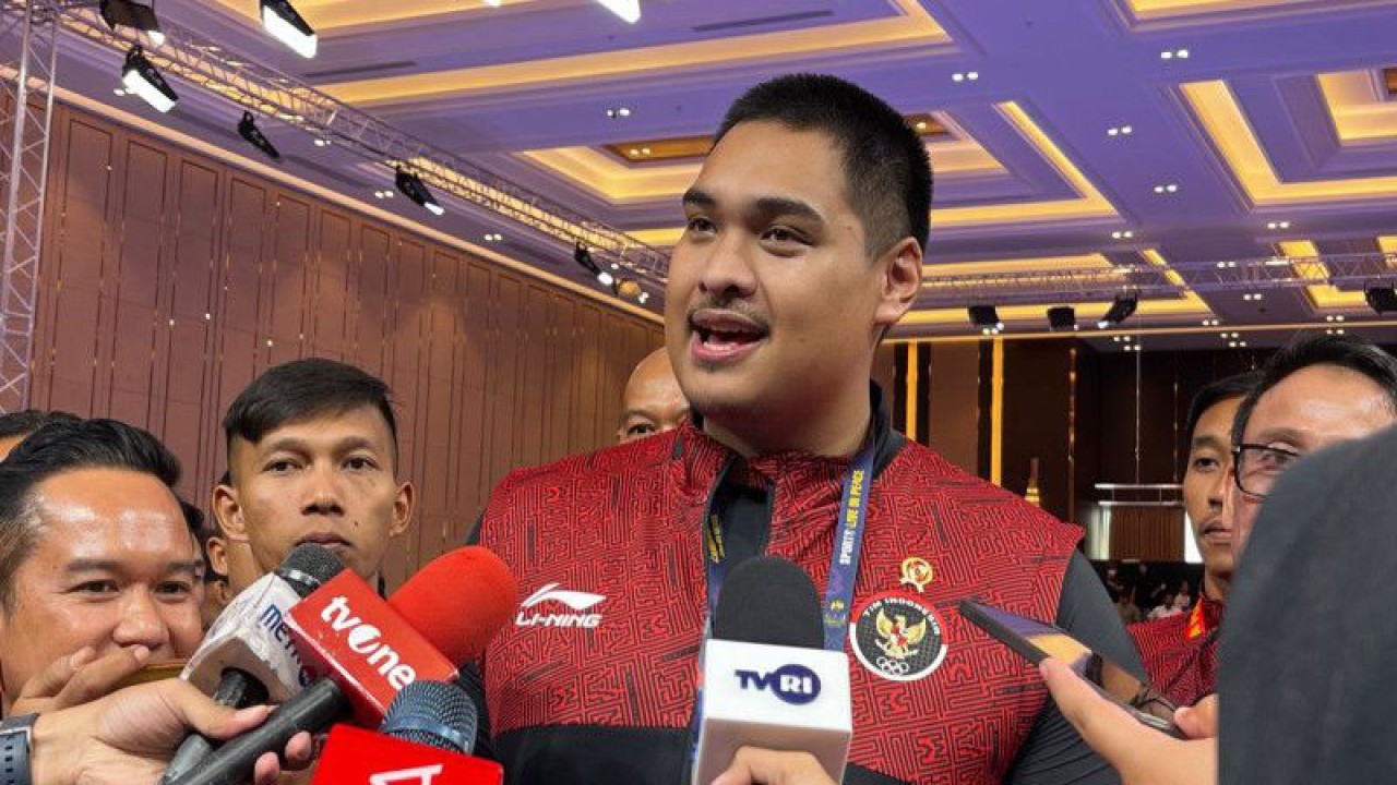 Menteri Pemuda dan Olahraga (Menpora) Indonesia Dito Ariotedjo saat dijumpai awak media usai pertandingan cabang olahraga vovinam di Chroy Changvar Convention Center Phnom Penh, Kamboja, Sabtu (6/5/2023). (ANTARA/Arnidhya Nur Zhafira)