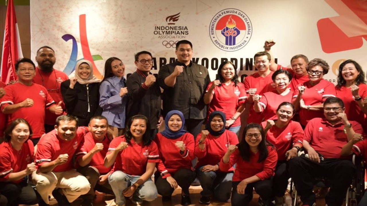 Menteri Pemuda dan Olahraga Republik Indonesia (Menpora RI) Dito Ariotedjo (tengah) membuka Rapat Koordinasi Olimpians Indonesia (AIO) di Hotel Pullman, Jakarta, Rabu (10/5/2023). (ANTARA/HO-Kemenpora RI)