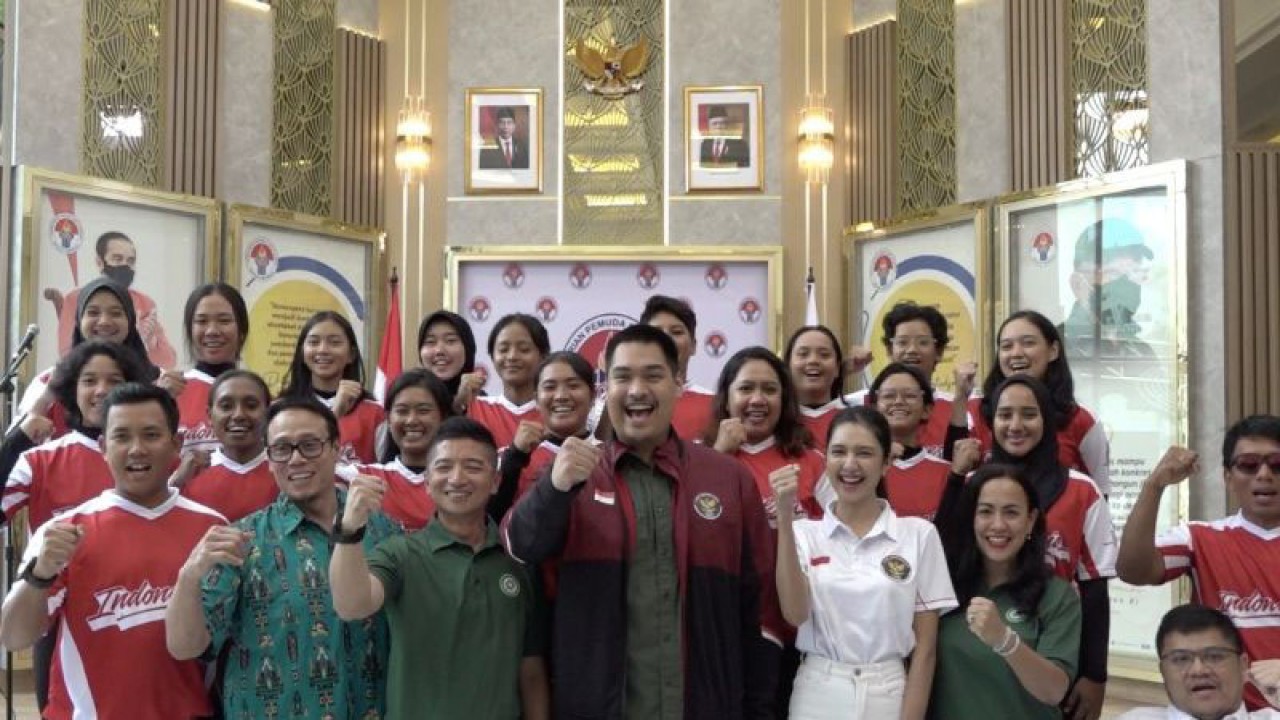 Menteri Pemuda dan Olahraga (Menpora) Dito Ariotedjo ketika secara resmi melepas tim baseball putri Indonesia untuk mengikuti BFA Women's Baseball Asian Cup 2023 Hongkong, di Media Center Kemenpora, Jakarta, pada Jumat pagi. (ANTARA/Anggah)