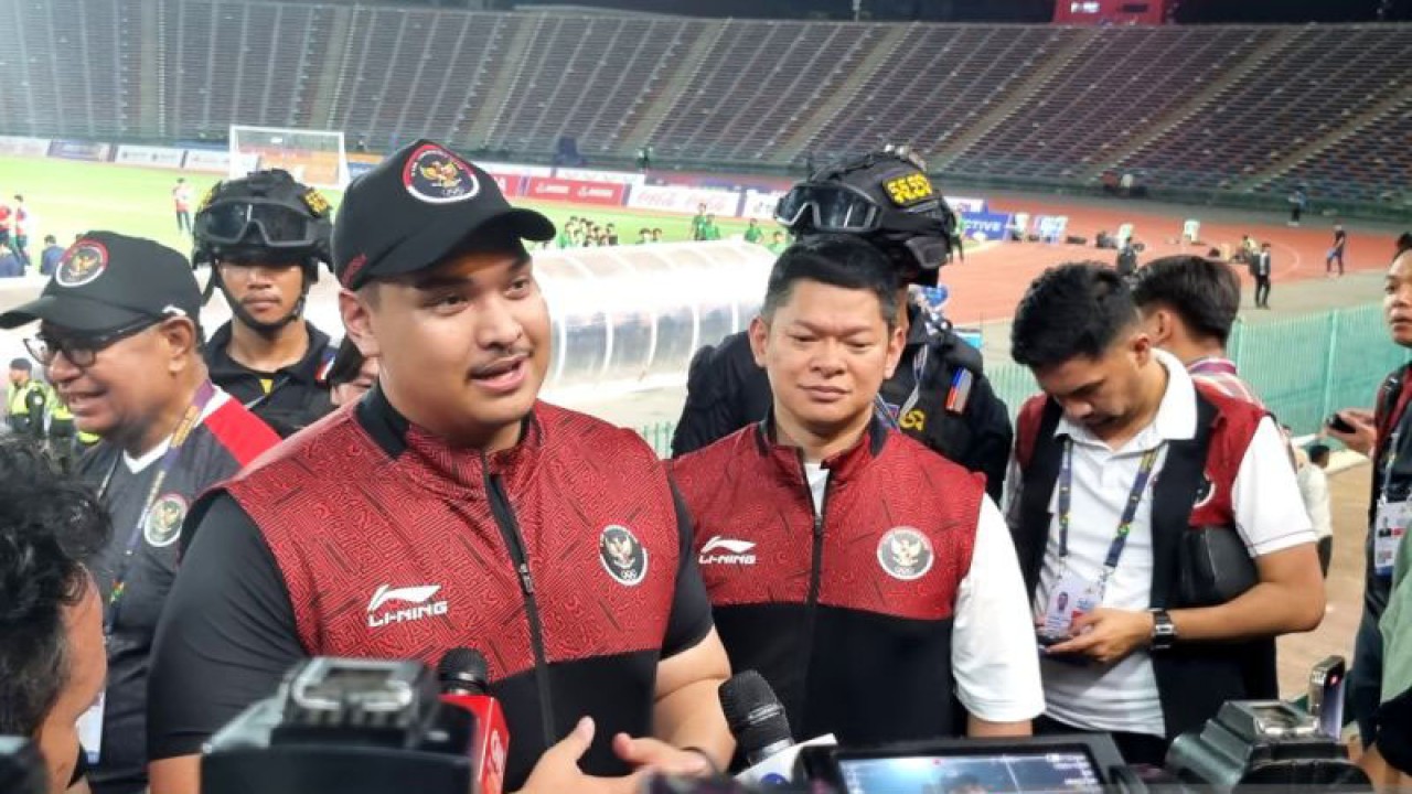 Menpora Dito Ariotedjo memberi keterangan setelah Timnas Indonesia meraih emas SEA Games 2023 di Olympic Stadium Phnom Penh, Kamboja, Selasa (16/5/2023). ANTARA/Bayu Kuncahyo