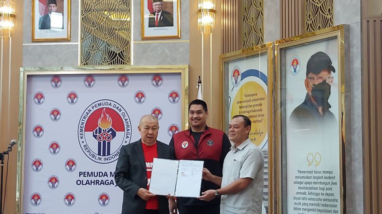 Penandatangana kerja sama antara PP Perbasi dan Kemenpora terkait penyelenggaraan FIBA World Cup 2023 yang dilaksanakan di Gedung Kemenpora Jakarta, Rabu (24/5/2023). (ANTARA/Aditya Ramadhan)
