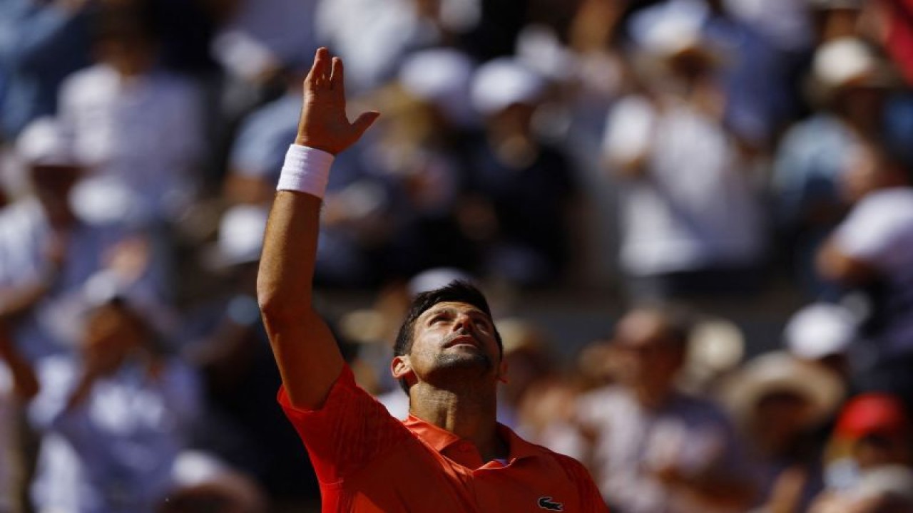 Petenis Serbia Novak Djokovic merayakan kemenangannya pada pertandingan babak pertama French Open melawan petenis AS Aleksandar Kovacevic dari AS di Roland Garros, Paris, Prancis, Senin (29/5/2023). (ANTARA/REUTERS/Clodagh Kilcoyne)