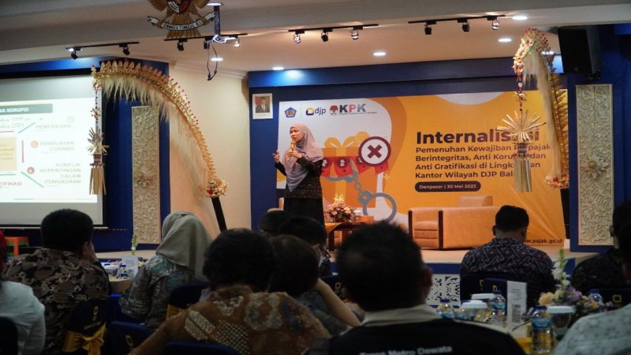 Kepala Kanwil DJP Bali Nurbaeti Munawaroh dalam acara sosialisasi internalisasi pemenuhan kewajiban perpajakan berintegritas di Denpasar, Rabu (31/5/2023). ANTARA/HO-DJP Bali.
