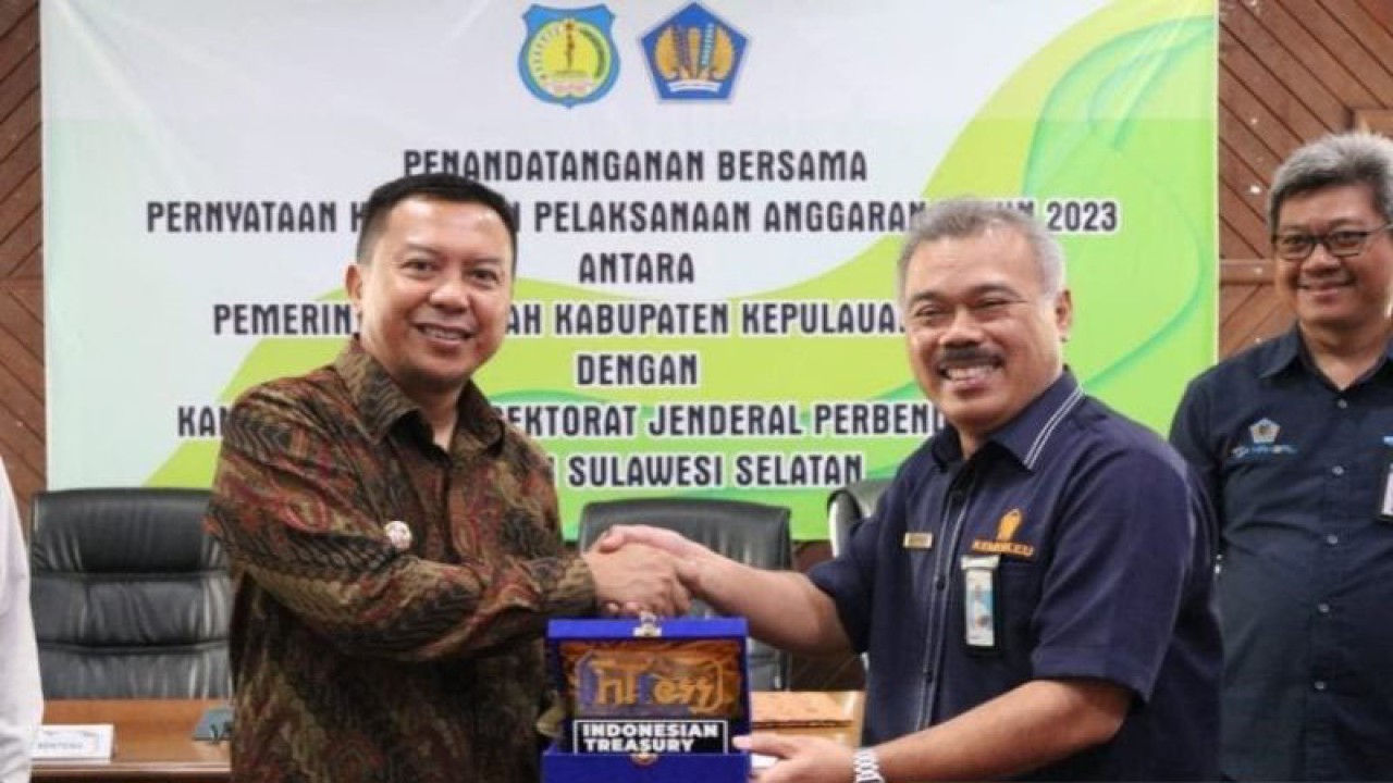 Kepala Kanwil DJPb Kemenkeu Sulsel Supendi (kanan) bersama Bupati Selayar Basli Ali saat penandatanganan komitmen pengelolaan keuangan. ANTARA/HO