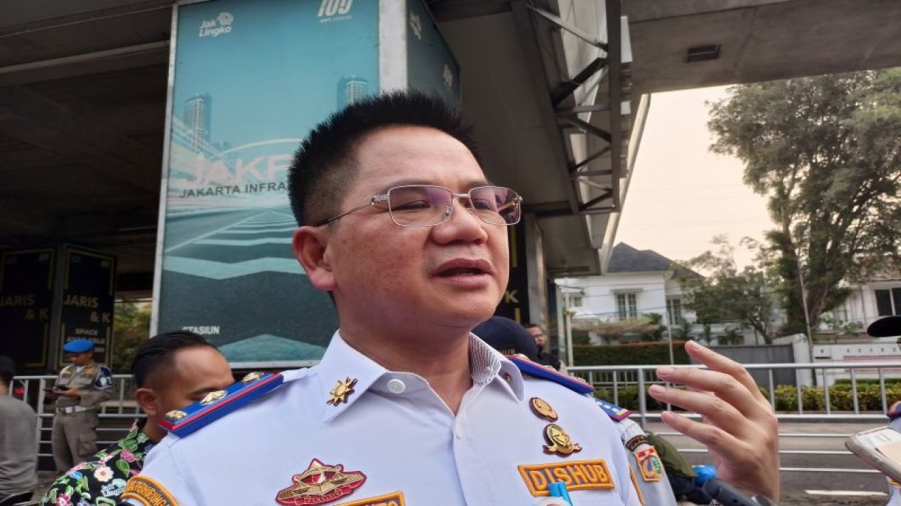 Kepala Dinas Perhubungan (Dishub) DKI Jakarta Syafrin Liputo di Stasiun MRT ASEAN, Kebayoran Baru, Jakarta Selatan, Kamis (25/5/2023). ANTARA/Siti Nurhaliza