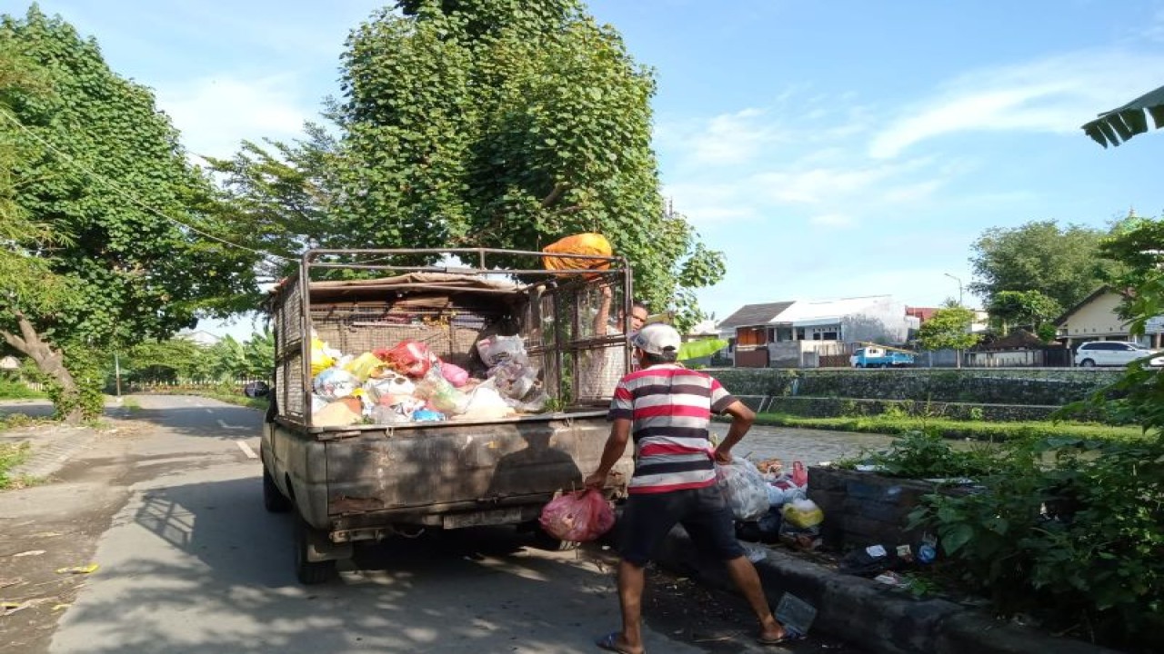Ilustrasi: aktivitas petugas sampah di pinggir Kali Jangkuk Kelurahan Dasan Agung, Kota Mataram, Provinsi Nusa Tenggara Barat, mengangkut sampah warga agar tidak dibuang ke sungai. (FOTO ANTARA/Nirkomala)