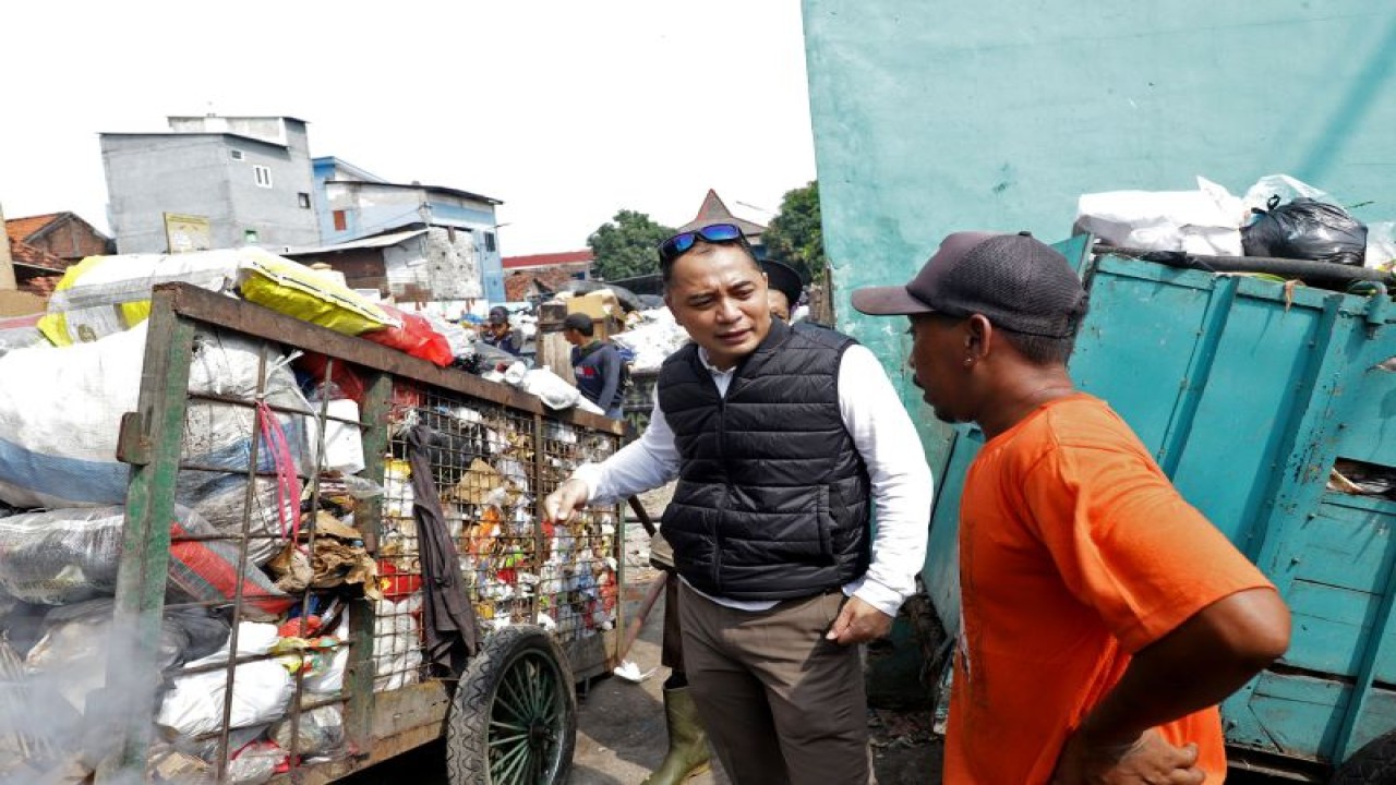 Foto Arsip - Wali Kota Surabaya Eri Cahyadi saat meninjau penumpukan sampah di salah satu Tempat Pembuangan Sampah (TPS) di Rangkah, Kota Surabaya belum lama ini. (ANTARA/HO-Diskominfo Surabaya)