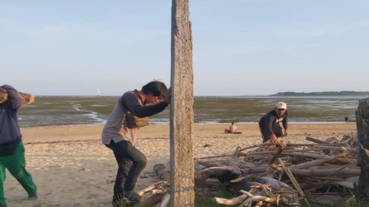 Petugas Dinas Lingkungan Hidup dan Kebersihan (DLHK) Kota Denpasar menangani sampah kiriman di kawasan Pantai Sanur, Denpasar. (ANTARA/HO-DLHK Denpasar)