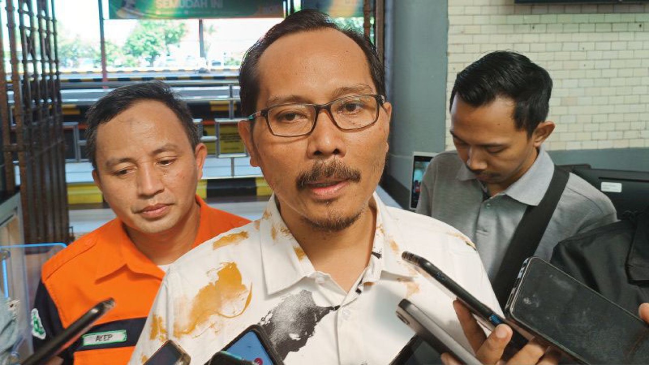 Kepala PT KAI Daops 3 Cirebon Dicky Eka Priandana memberi keterangan kepada media, di Cirebon, Jawa Barat, Jumat (19/5/2023). ANTARA/Khaerul Izan