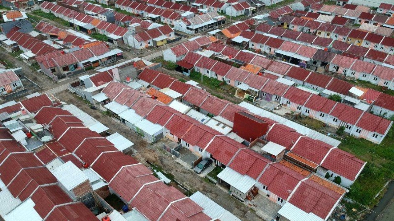 Dokumentasi - Foto aerial perumahan subsidi di Kelurahan Pesurungan, Tegal, Jawa Tengah. ANTARA FOTO/Oky Lukmansyah/pd.