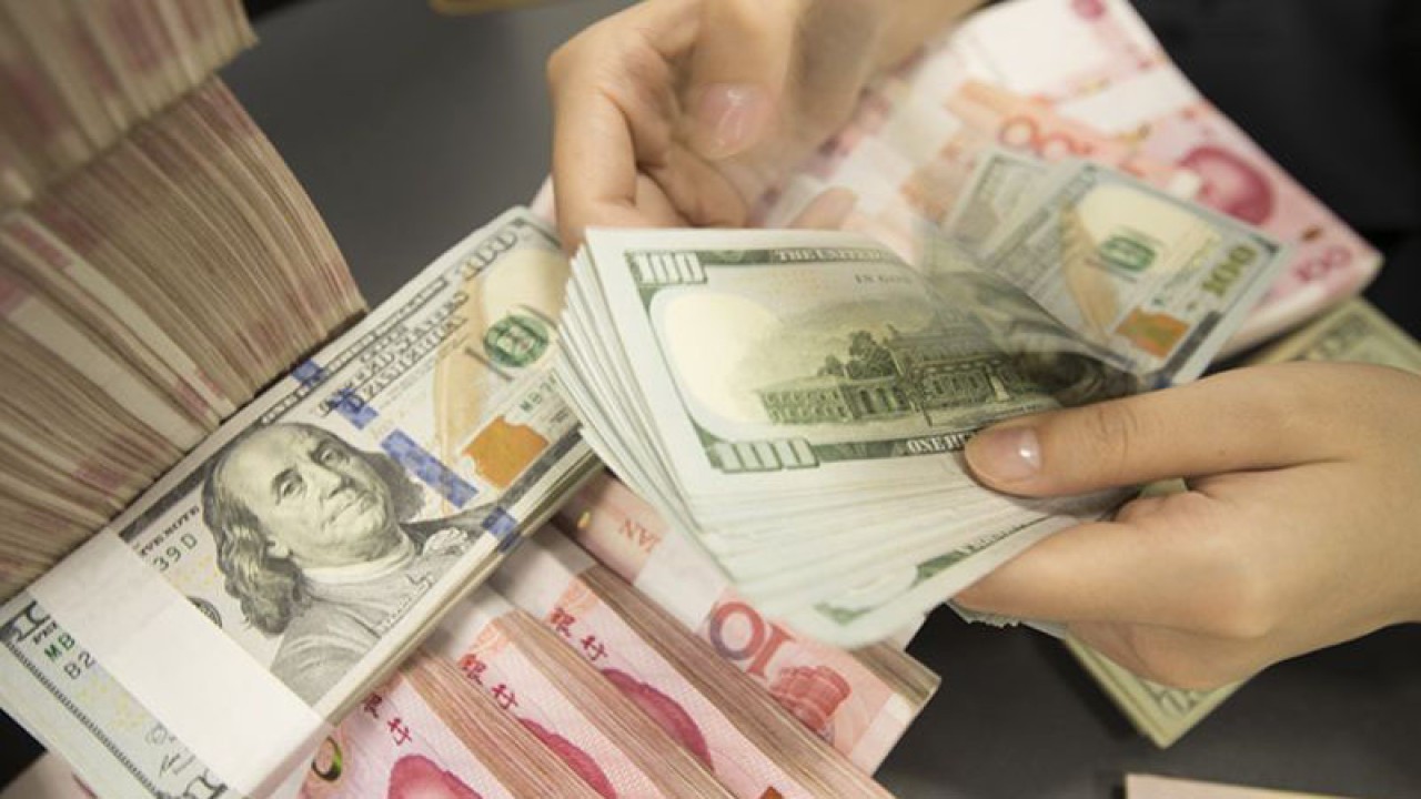Seorang pegawai Tiongkok menghitung uang kertas dolar AS dan yuan RMB (renminbi) di sebuah bank di Kota Hai'an, Jiangsu, Tiongkok, pada 6 Agustus 2019. ANTARA/Oriental Image via Reuters Connect-Xu jingbai/pri.
