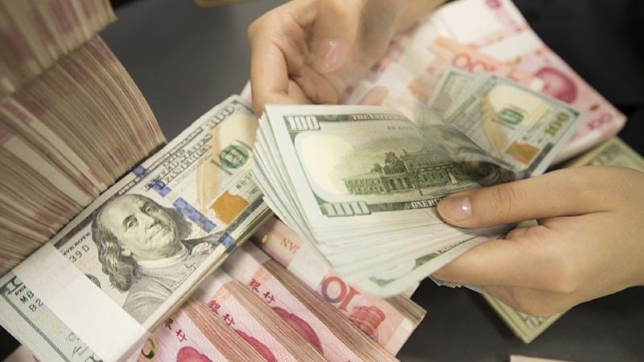 Seorang pegawai Tiongkok menghitung uang kertas dolar AS di sebuah bank Kota Hai'an, Nantong, Provinsi Jiangsu, Tiongkok timur, 6 Agustus 2019. ANTARA/Oriental Image via Reuters Connect-Xu jingbai/pri