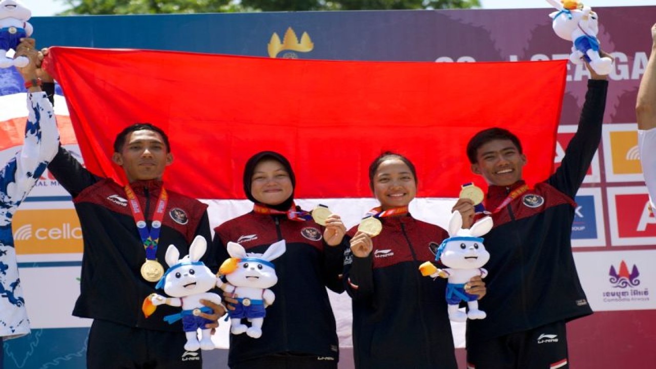 Kiri ke kanan - Zaenal Fanani, Dara Latifah, Sayu Bella Sukma Dewi, dan Feri Yudoyono dalam upacara pengalungan medali setelah sukses meraih emas pada nomor Mixed Cross Country Relay (XCR) di Kulen Mountains, Siem Reap, Kamboja, Minggu (7/5/2023). (ANTARA/HO-PB ISSI/Nick Hanoatubun)