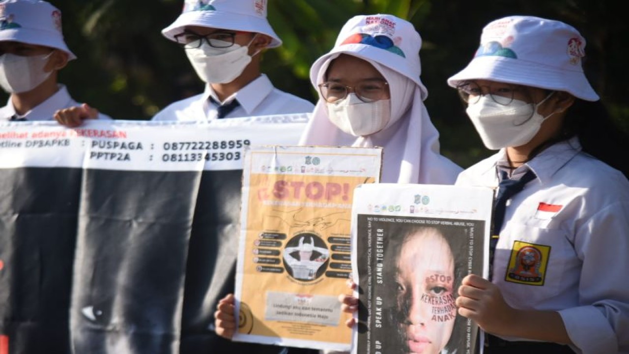 Foto Arsip - Sejumlah pelajar menggelar kampanye tolak kekerasan terhadap anak di Kota Surabaya belum lama ini. (ANTARA/HO-Diskominfo Surabaya)