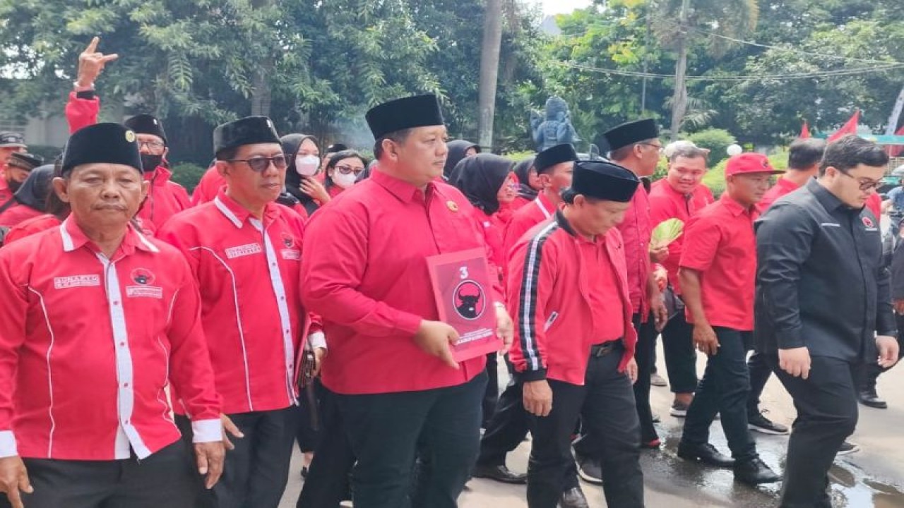 DPC PDIP Kabupaten Kediri saat mendaftarkan bakal calon legislatifnya ke KPU Kabupaten Kediri, Jawa Timur.ANTARA/ HO-PDIP.