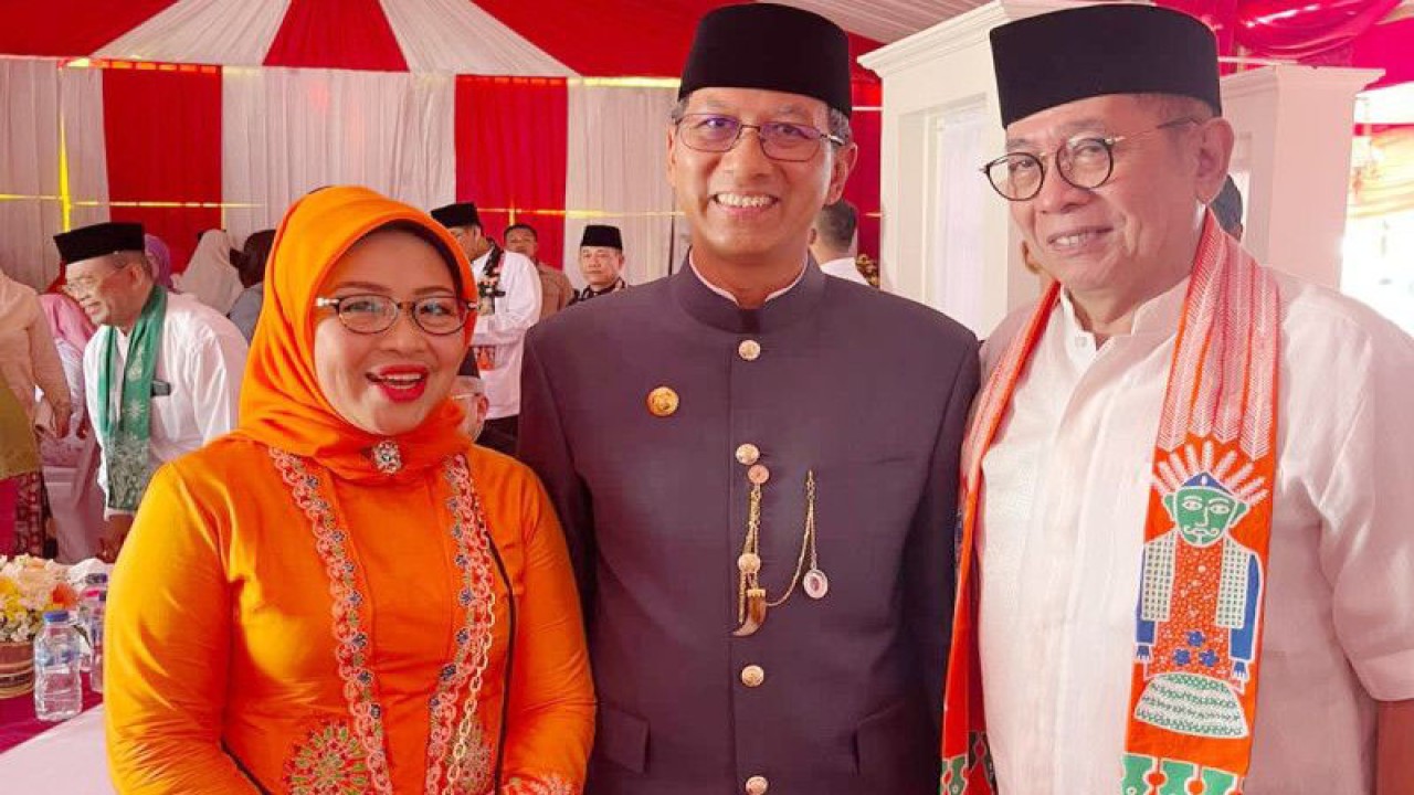 Anggota Dewan Perwakilan Daerah (DPD) RI Dapil DKI Jakarta Sylviana Murni (pojok kiri) usai menghadiri perayaan Lebaran Betawi di Monas, Jakarta, Minggu (21/5/2023). ANTARA/HO-PPID DKI Jakarta