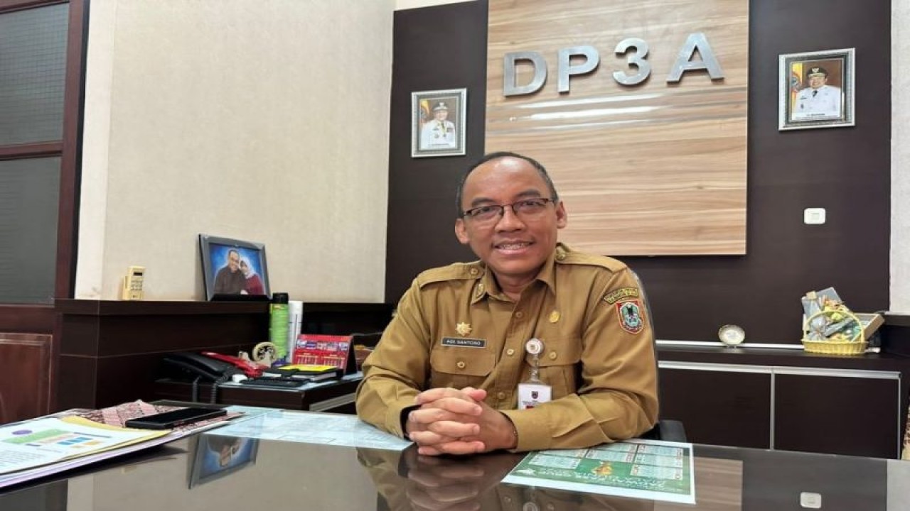 Kepala Dinas Pemberdayaan Perempuan Perlindungan Anak dan Keluarga Berencana (DPPP-KB) Kalimantan Selatan Adi Santoso di Kota Banjarbaru, Kalimantan Selatan, Senin (8/5/2023). (FOTO ANTARA/HO-Pemprov Kalsel)
