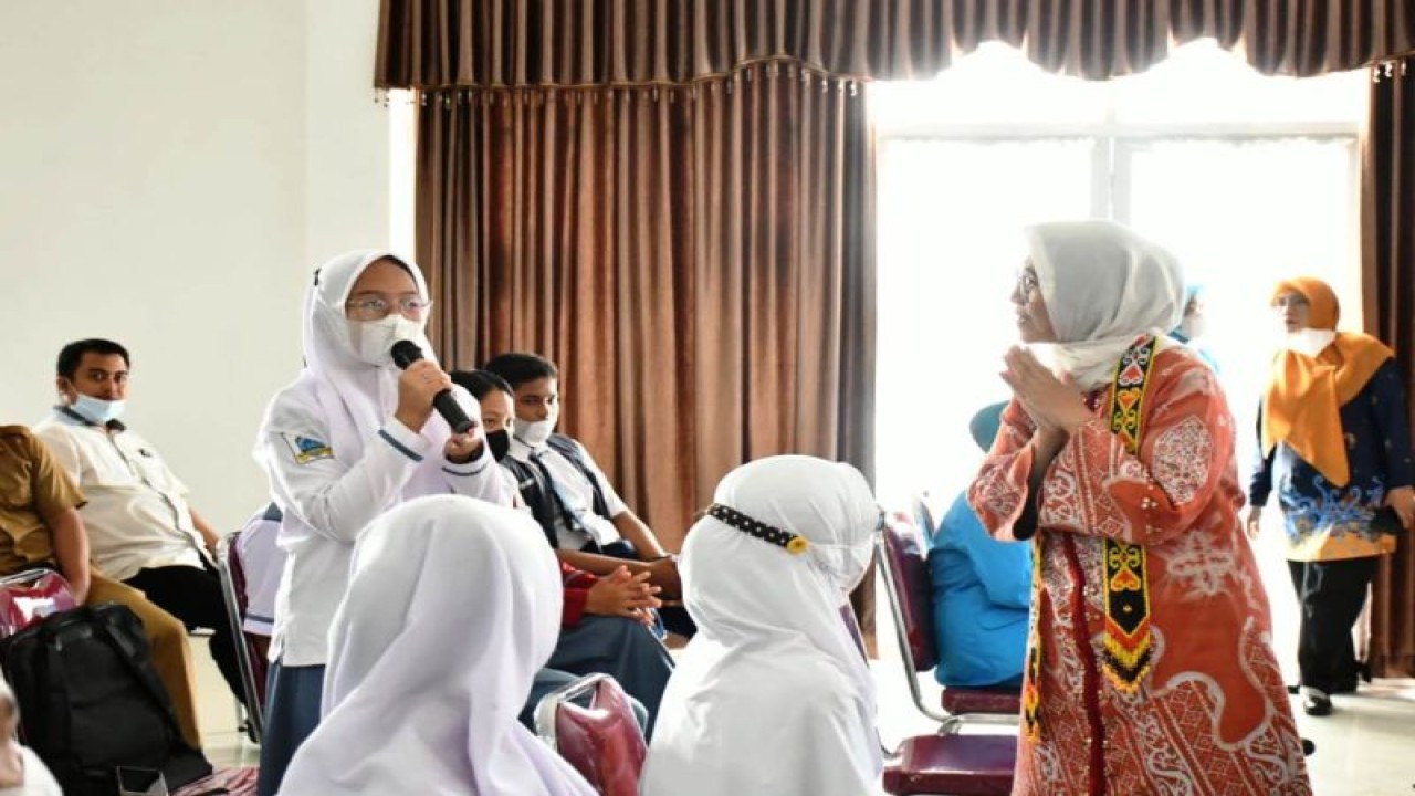 Anggota DPR RI Hetifah Sjaifudian saat berdialog dengan salah sati siswi (Antara/ Ho Dokumentasi pribadi)