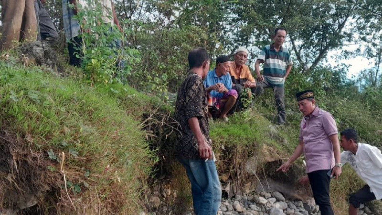Ketua Komisi V DPRA Irfannusir Rasman (dua kanan) bersama warga Labuhanhaji Barat meninjau galian C di Desa Suak Lokan, Kecamatan Labuhanhaji Barat, Aceh Selatan, Senin (1/5/2023). ANTARA/Risky