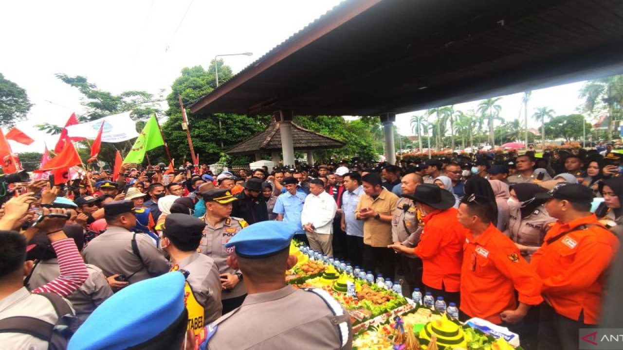 Wakil Ketua Komisi V DPRD Sumatera Selatan Mgs Saiful Padli mendampingi Gubernur Sumatera Selatan Herman Deru potong tumpeng dengan 2.000 buruh yang berdemonstrasi di depan Kantor DPRD Provinsi Sumsel, Jalan POM IX, Palembang, Senin (1/5/2023). ANTARA/dokumen