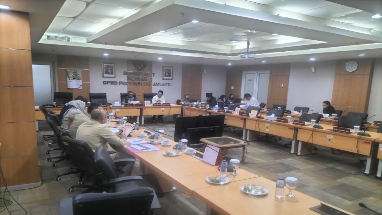 Kegiatan rapat Komisi c di Kantor DPRD DKI Jakarta, Selasa (9/5/2023). ANTARA/Walda