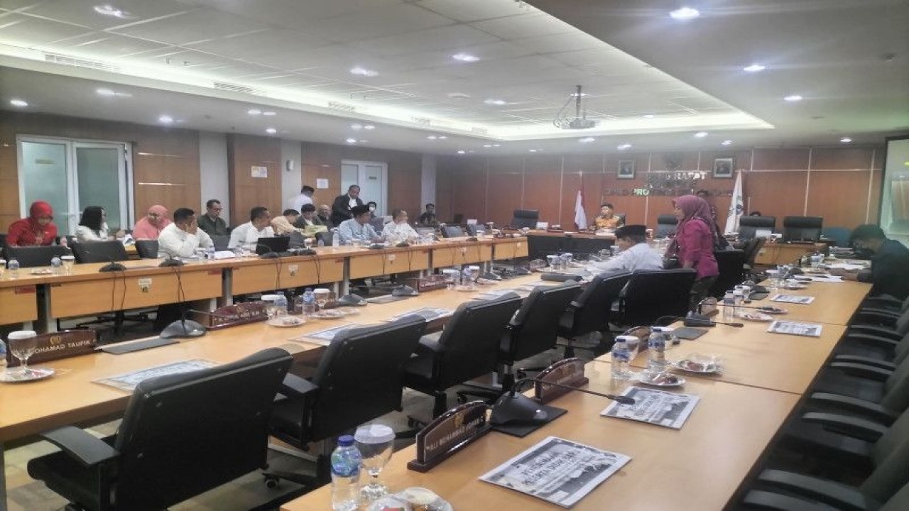 Rapat komisi E DPRD DKI Jakarta bersama Pemprov DKI Jakarta di gedung DPRD DKI, Jumat (19/5/2023). ANTARA / Walda