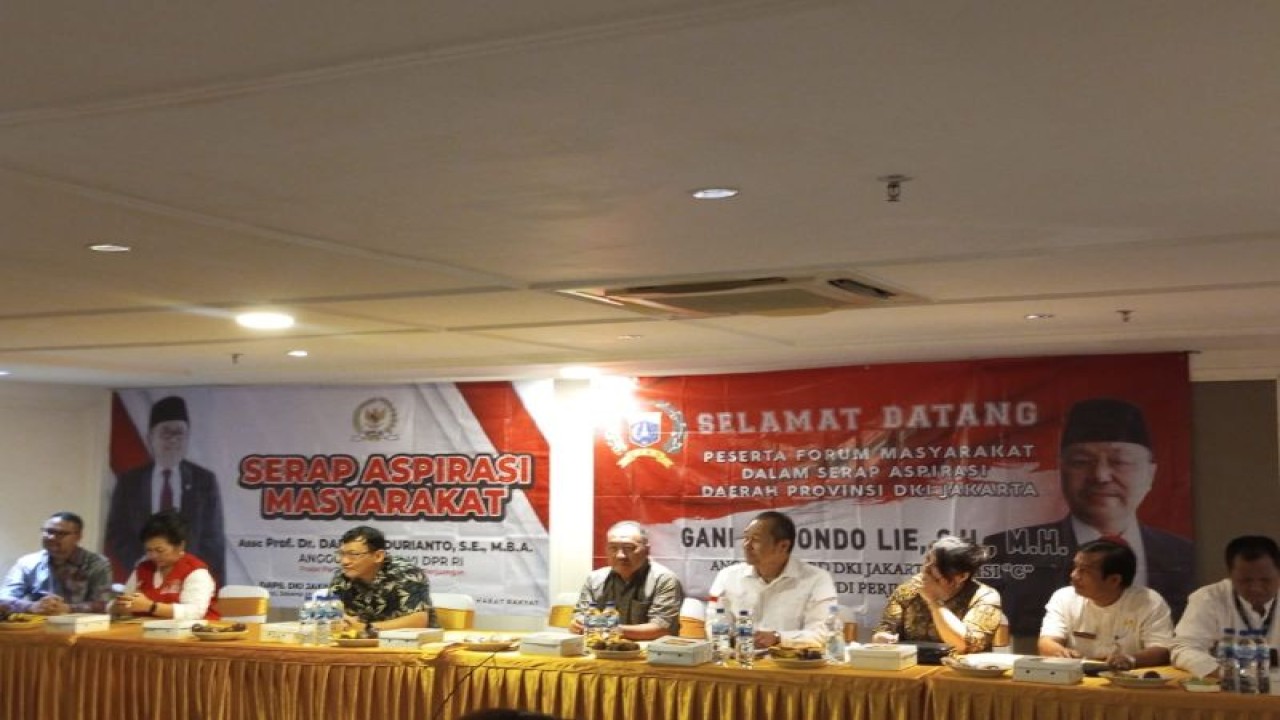 Anggota Komisi VI DPR RI Darmadi Durianto dan anggota Komisi C DPRD DKI Jakarta Gani Suwondo Lie dalam sebuah acara sosialisasi dan serap aspirasi bersama anggota dewan di Apartemen Jasmine Mansion Jakarta Utara. (ANTARA/HO)