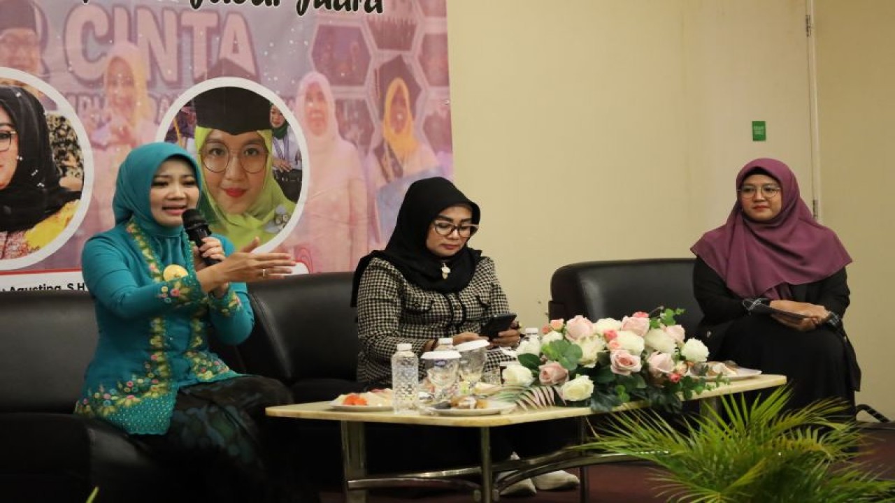 Ketua Umum Program Sekoper Cinta, Atalia Praratya Kamil (kiri) dan Anggota Komisi V DPRD Jawa Barat, Sri Rahayu Agustina (tengah) pada Diskusi Gaspol: Galang Aspirasi Politik Edisi VII bertajuk "Sekoper Cinta: Cetak Perempuan Jabar Juara" di Kota Bandung, Rabu (31/5/2023). (ANTARA/HO-Pokja PWI Jawa Barat Gedung Sate)