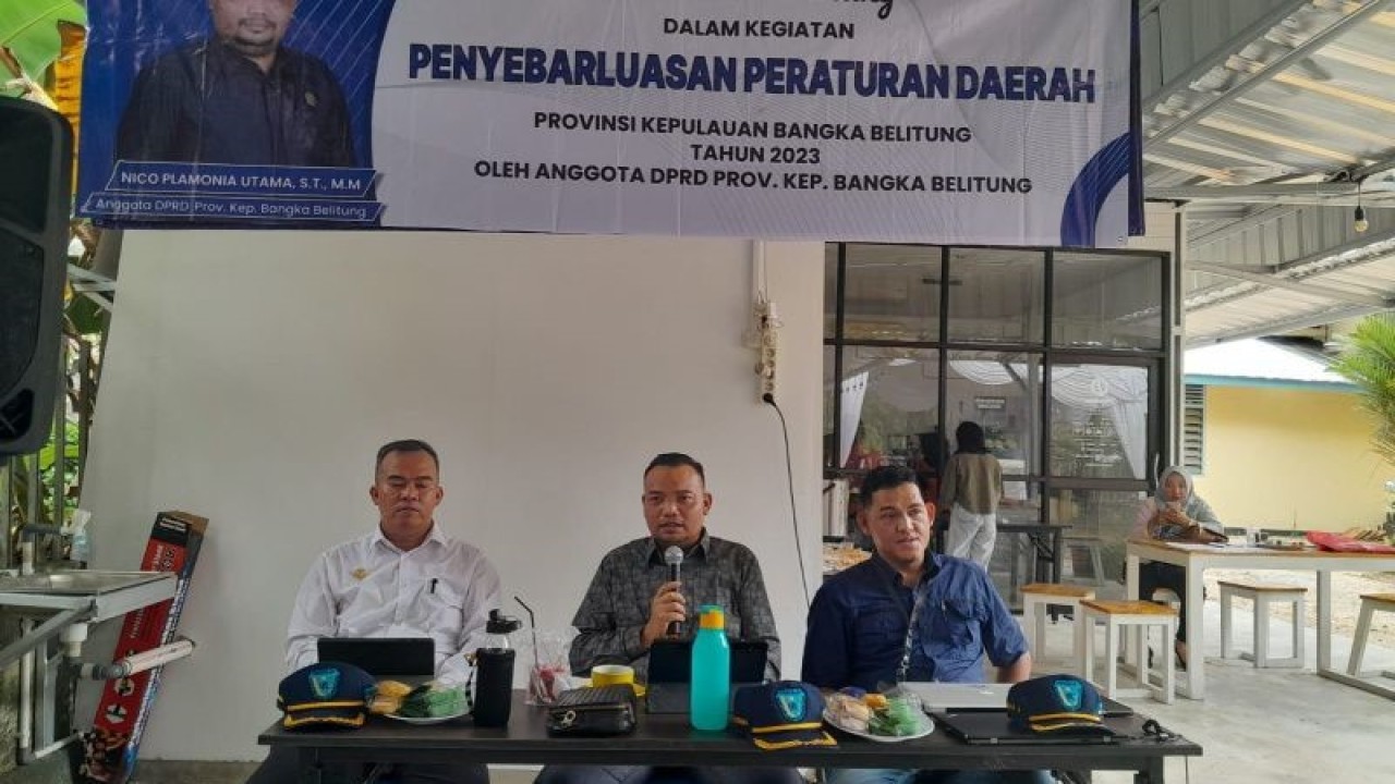 Anggota DPRD Provinsi Kepulauan Bangka Belitung Nico Plamonia (tengah) menyosialisasikan Perda Bantuan Hukum kepada para mahasiswa di daerah itu, Selasa )29/5/2023). ANTARA/ Elza Elvia.
