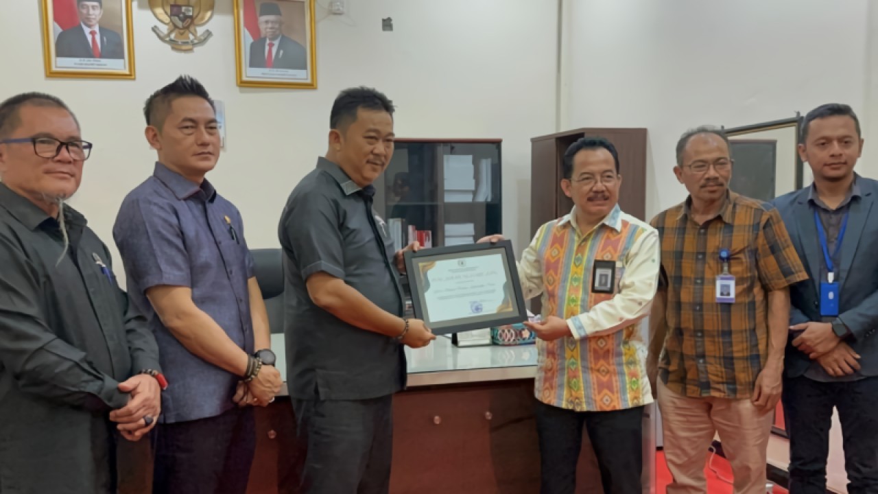 Ilustrasi - Ketua DPRD Kaltara Albertus Stefanus (tiga kiri) memperlihatkan piagam komitmen pembentukan Balai Bahasa Daerah Kaltara bersama Kepala Pusat Pembinaan Bahasa dan Sastra Kemendikbud RI, Muh. Abdul Khak di Tanjung Selor, Bulungan pada 15 Mei 2023 lalu. (Muh. Arfan)
