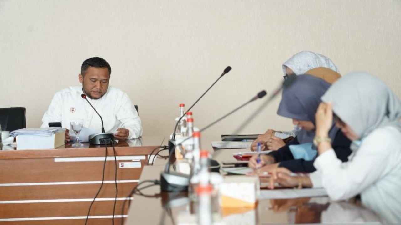 Ketua Komisi IV DPRD Kota Bogor, Akhmad Saeful Bakhri (kesatu kiri) saat rapat kerja Komisi IV DPRD Kota Bogor dengan Dinas Kesehatan Kota Bogor agenda pembahasan kinerja dinas, terkait pekerjaan fisik, di gedung dewan setempat, Kamis (11/5/2023). ANTARA/Linna Susanti