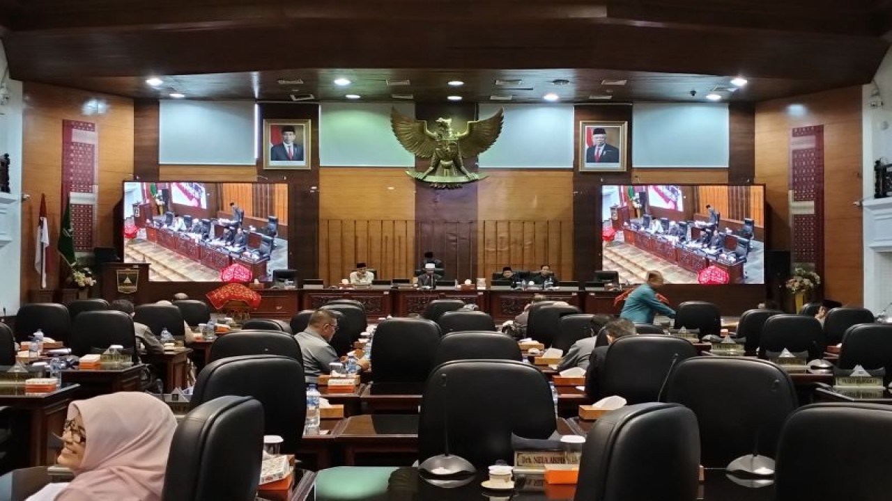 Dewan Perwakilan Rakyat Daerah (DPRD) Provinsi Sumatera Barat (Sumbar) melaksanakan rapat paripurna penetapan dan penyerahan rekomendasi DPRD terhadap Laporan Pertanggungjawaban (LKPJ) Kepala Daerah Provinsi Sumatera Barat Tahun 2022 di Padang, Jumat, (12/5). ANTARA/Muhammad Zulfikar.