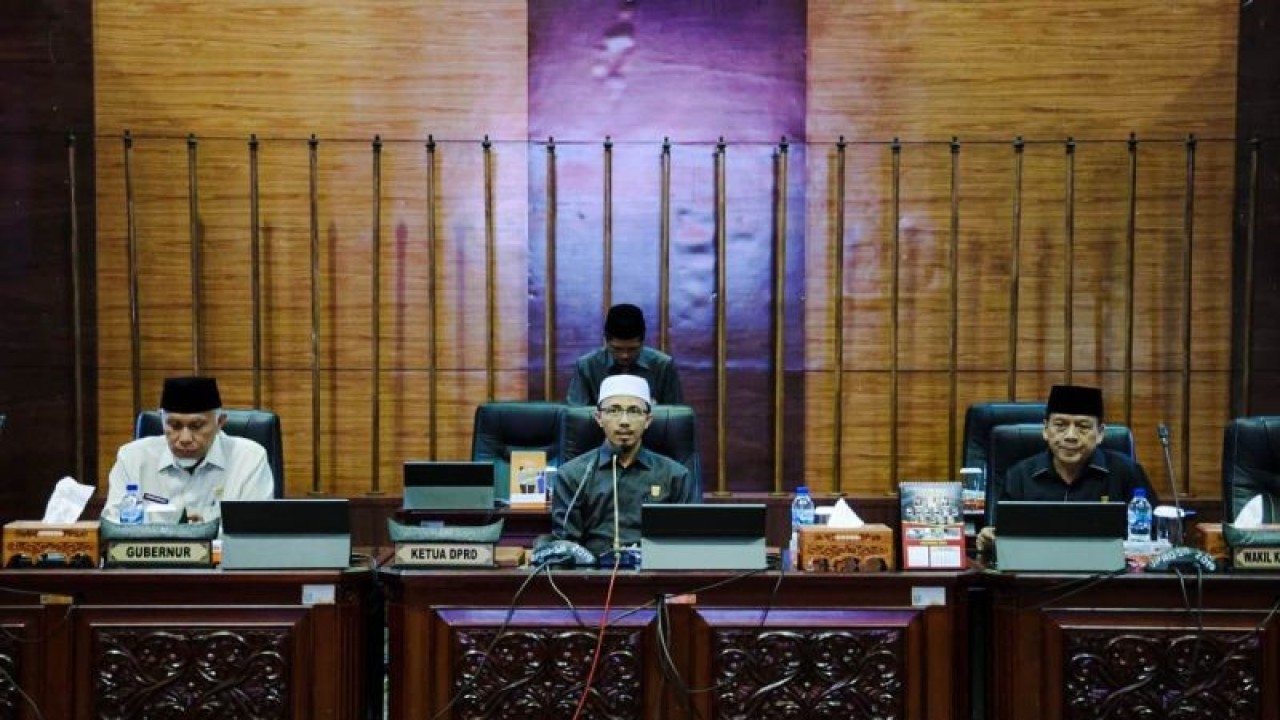 DPRD Provinsi Sumatera Barat melaksanakan paripurna penetapan dan penyerahan rekomendasi DPRD terhadap Laporan Pertanggungjawaban (LKPJ) Kepala Daerah Provinsi Sumatera Barat Tahun 2022 di Padang, Jumat (12/5). (ANTARA/HO-Humas DPRD Sumbar).