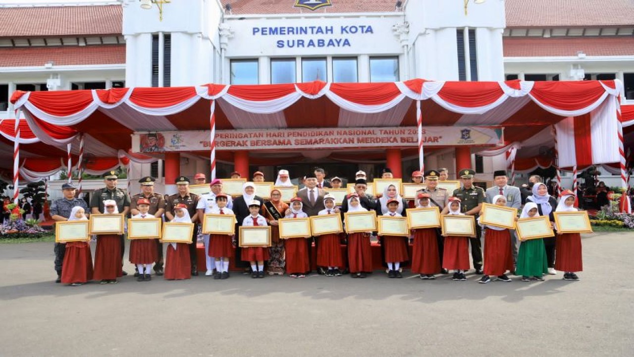 Wakil Ketua DPRD Surabaya Reni Astuti bersama dengan Wali Kota Surabaya Eri Cahyadi bersama pejabat Forkopimda berpose bersama usai memperingati Hardiknas di Balai Kota Surabaya, Selasa (2/5/2024). (ANTARA/HO-DPRD Surabaya)