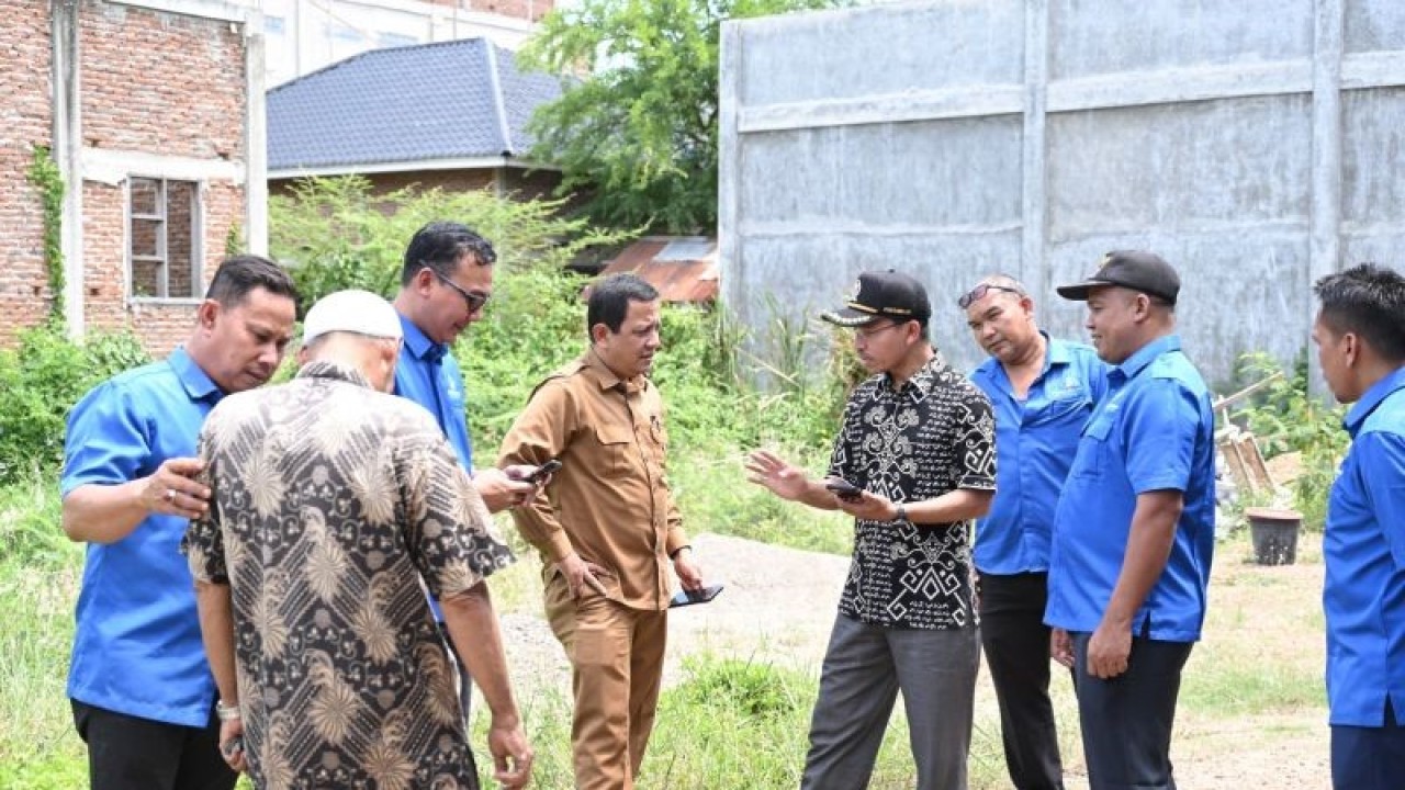 Ketua DPRK Banda Aceh Farid Nyak Umar (batik tengah) saat meninjau jaringan air bersih di kawasan Beurawe Banda Aceh, Senin (16/5/2023) (FOTO ANTARA/HO/Humas DPRK Banda Aceh)