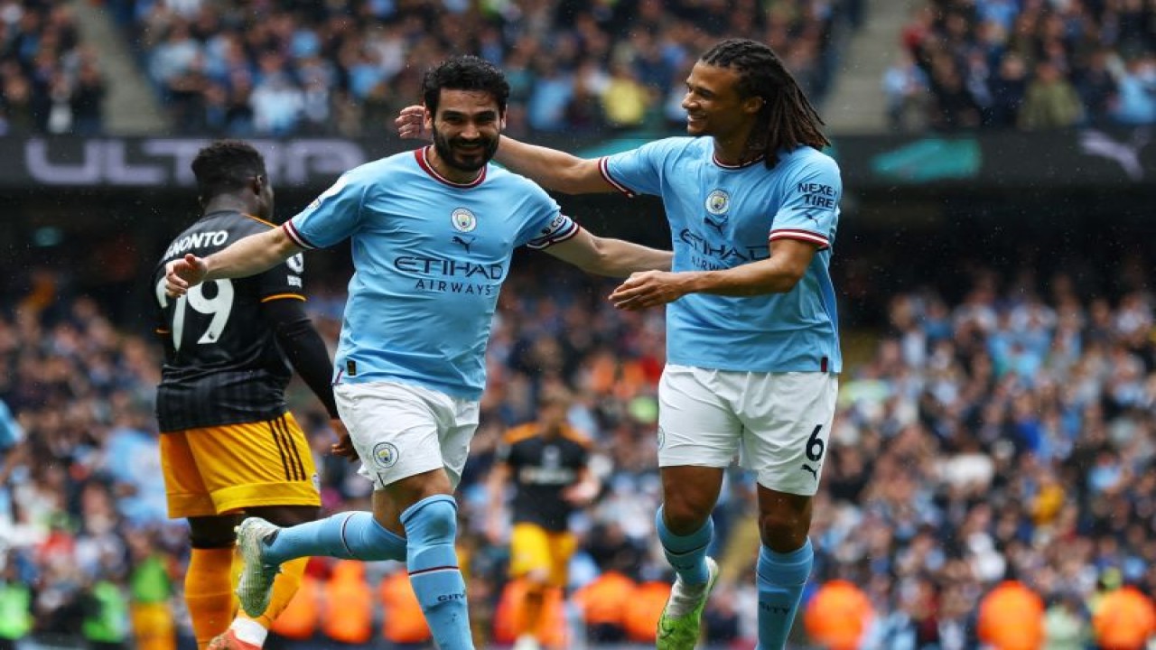 Selebrasi Ilkay Gundogan (tengah) dengan Nathan Ake setelah mencetak gol kedua Manchester CIty dalam pertandingan pekan ke-36 Liga Premier Inggris lawan Leeds di Etihad Stadium pada 6 Mei 2023. ANTARA/Reuters/LEE SMITH