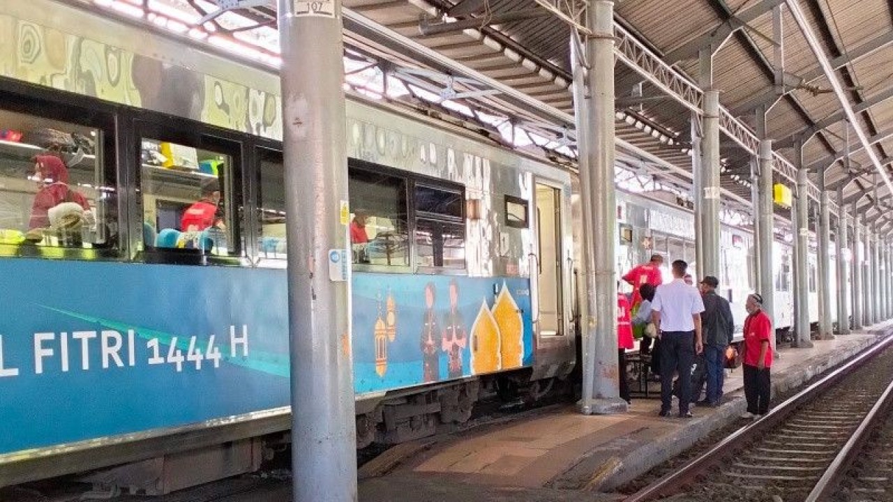 Ilustrasi - Stasiun Solobalapan. Sejumlah penumpang turun dari kereta api di Stasiun Solobalapan, Solo, Jawa Tengah, beberapa waktu lalu. ANTARA/Aris Wasita
