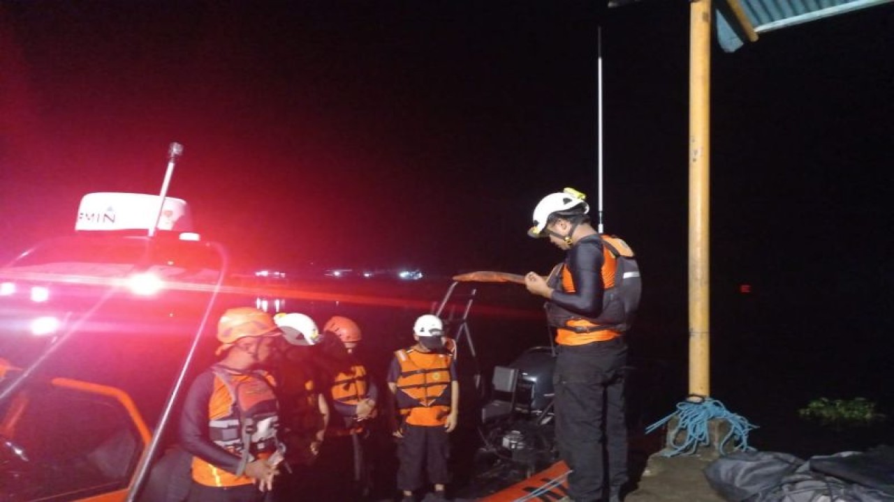 Tim Basarnas Pasaman saat melakukan pencarian terhadap penumpang kapal nelayan yang karam di Jorong Mandiangin Kinali Pasaman Barat, Senin malam.