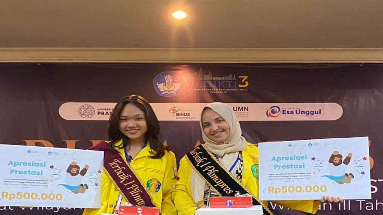 Dua mahasiswa Fakultas Kedokteran (FK) UI Shakira Amirah dan Putri Anindya Ravinta, mahasiswa Program Pendidikan Vokasi UI Mahasiswa Terbaik Pertama dalam ajang Pemilihan Mahasiswa Berprestasi (Pilmapres) Tingkat Wilayah di Lingkungan Lembaga Layanan Pendidikan Tinggi (LLDikti) Wilayah III DKI Jakarta 2023. (ANTARA/HO: Humas UI)