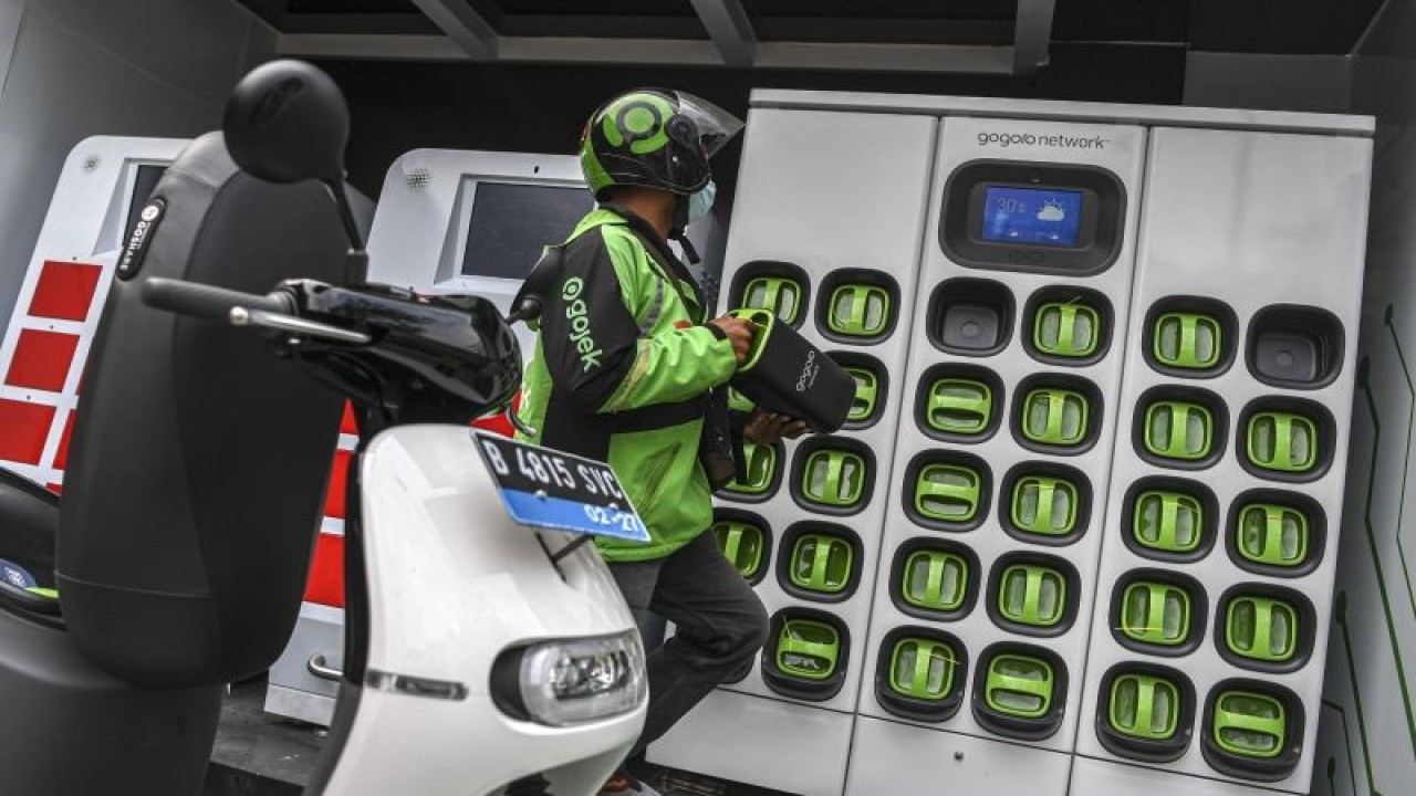Ilustrasi. Seorang pengemudi ojek daring menukar baterai sepeda motor listrik dengan yang sudah penuh terisi di Stasiun Penukaran Baterai Kendaraan Listrik Umum (SPBKLU) di SPBU Pertamina, Jalan MT Haryono, Jakarta, Jumat (4/3/2022). . ANTARA FOTO/M Risyal Hidayat/wsj (ANTARA FOTO/M RISYAL HIDAYAT)