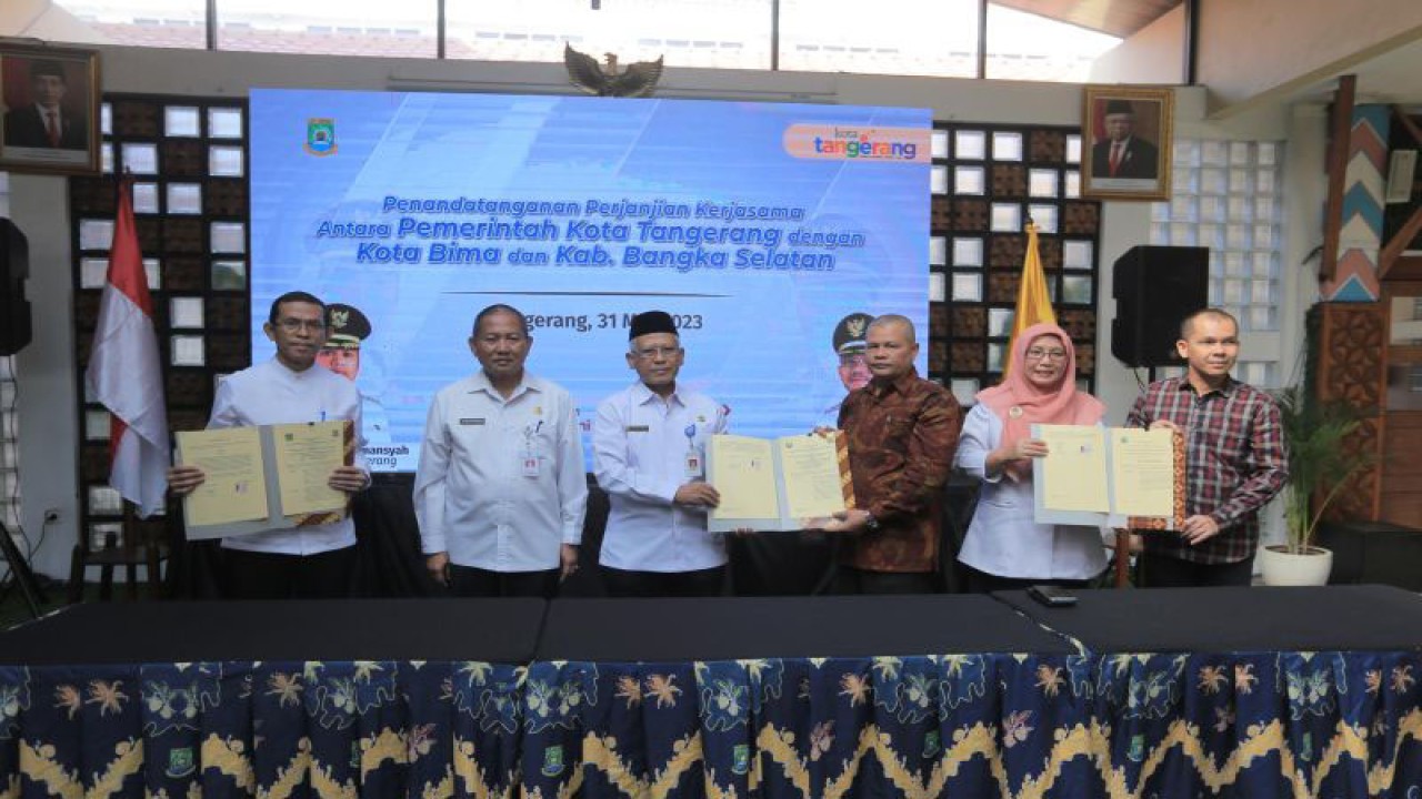 penandatanganan kerja sama terkait duplikasi penerapan sistem merit serta aplikasi kepegawaian Pemkot Tangerang oleh Pemkot Bima dan Kabupaten Bangka Selatan di Puspemkot Tangerang, Rabu.