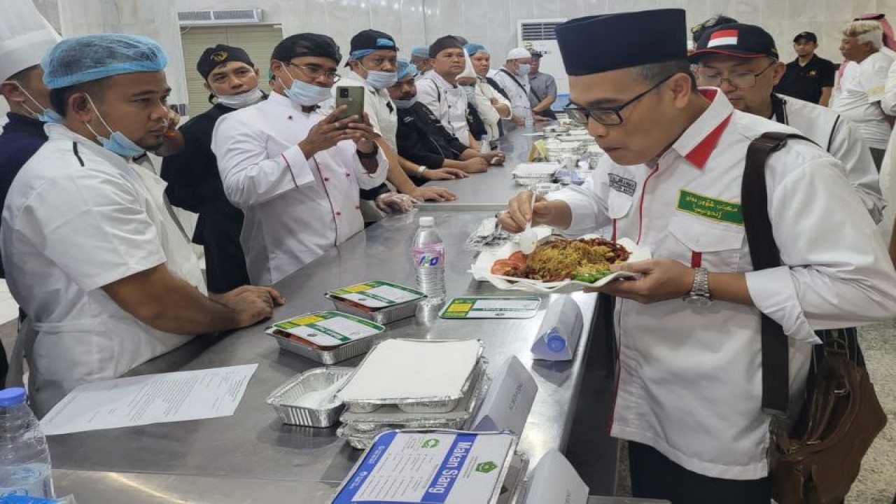 Kepala Seksi Akomodasi Daker Madinah Ali Machzumi pada pengecekan terakhir kesiagaan petugas akomodasi Daker Madinah, Selasa (23/5). ANTARA/HO-MCH 2023