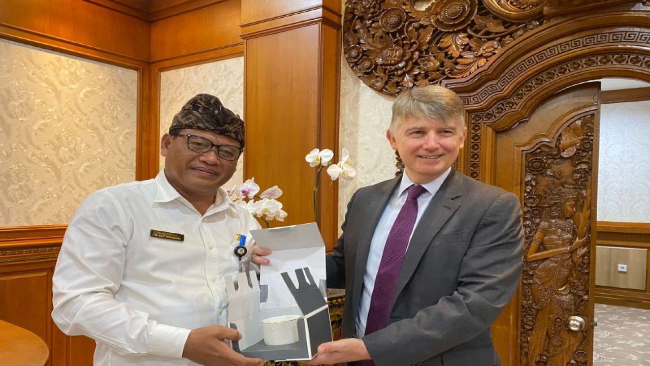 Sekda Kota Denpasar IB Alit Wiradana saat menerima Duta Besar Inggris untuk Indonesia Owen Jenkins di Denpasar, Kamis (11/5/2023). ANTARA/HO-Pemkot Denpasar.