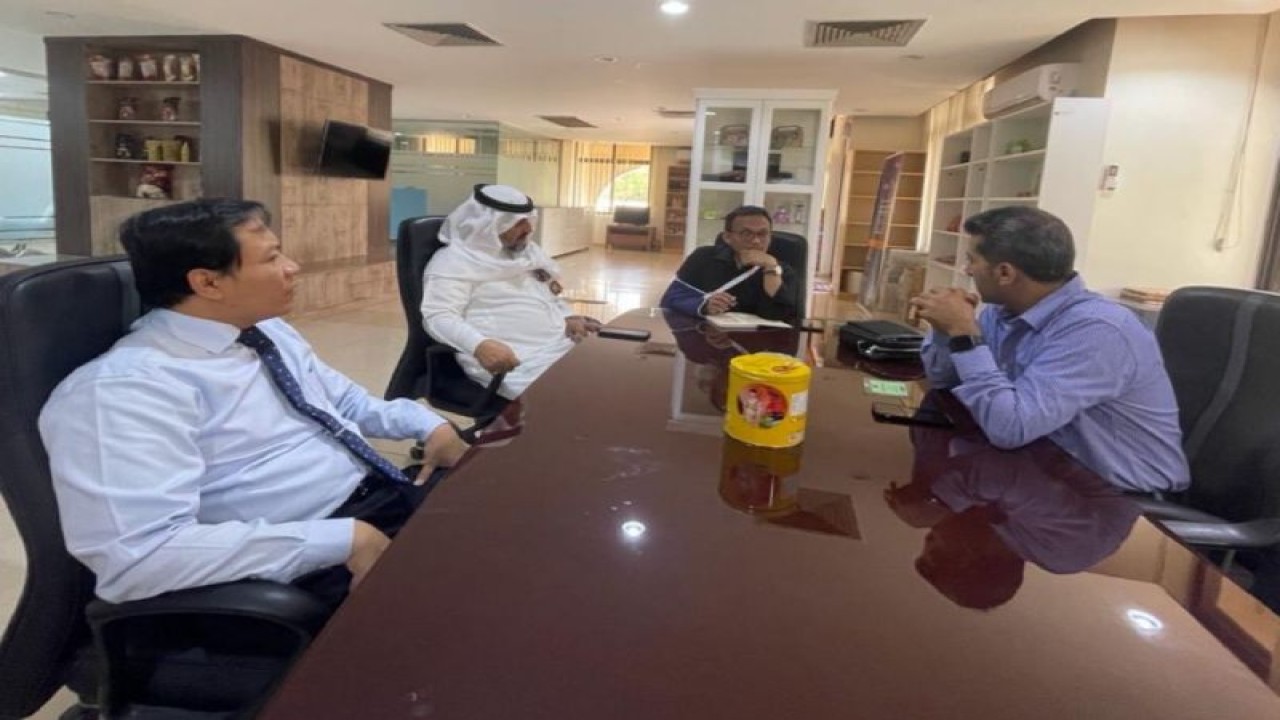 Duta Besar RI untuk Arab Saudi Abdul Azis Ahmad, Atase Perdagangan KBRi Riyadh bertemu CEO perusahaan hewan peliharaan Pet Oasis Company (POC) Syakir Alghamdi di Riyadh, Arab Saudi, pada Rabu (3/5/2023) (ANTARA/Ho/Kementerian Perdagangan/dok.Pri)