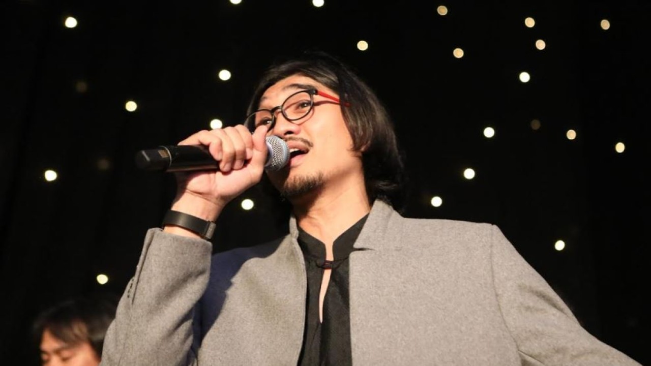 Duta Sheila on 7 saat tampil di acara resepsi pernikahan Yakup Putra Hasibuan dan Jessica Mila Agnesia Boru Damanik, di Hotel Raffles, Karet Kuningan, Setiabudi, Jakarta Selatan, pada Sabtu (13/5/2023).