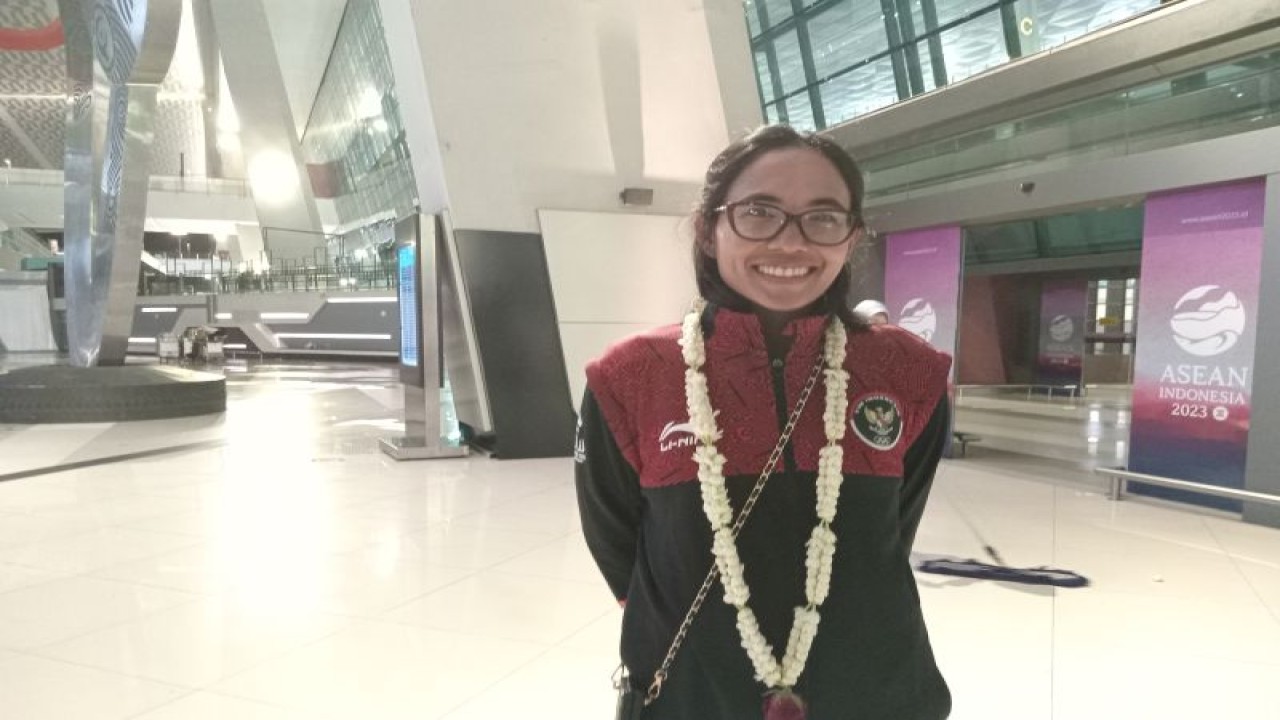 Atlet soft tennis putri Dwi Rahayu Pitri berpose setelah mengikuti upacara penyambutan atlet SEA Games di Bandara Soekarno-Hatta, Tangerang, Kamis (11/5/2023). (ANTARA/RAUF ADIPATI)