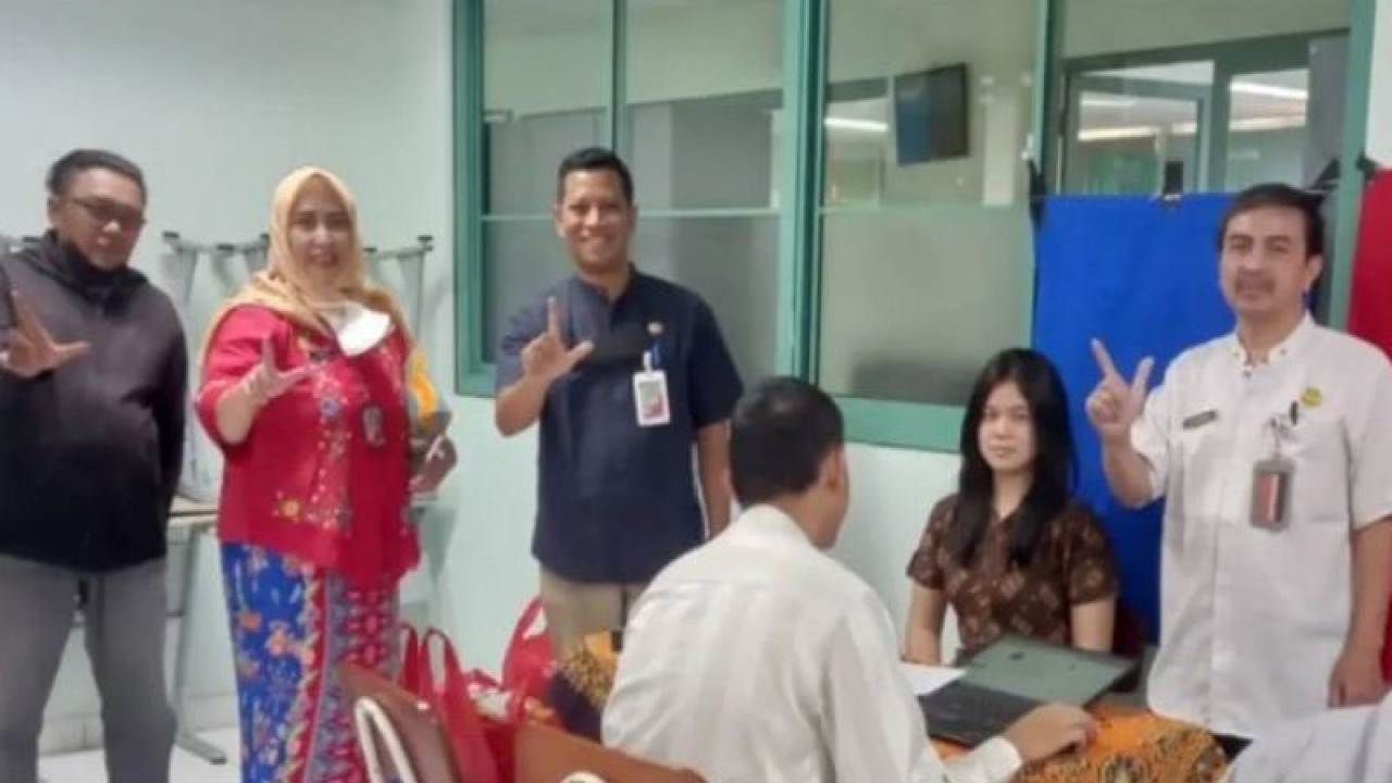 Proses perekaman e-KTP di wilayah Jakarta Barat oleh Suku Dinas Kependudukan Catatan dan Sipil Jakarta Barat, (9/3/2023) ANTARA / Ho Pemkot Jakarta Barat