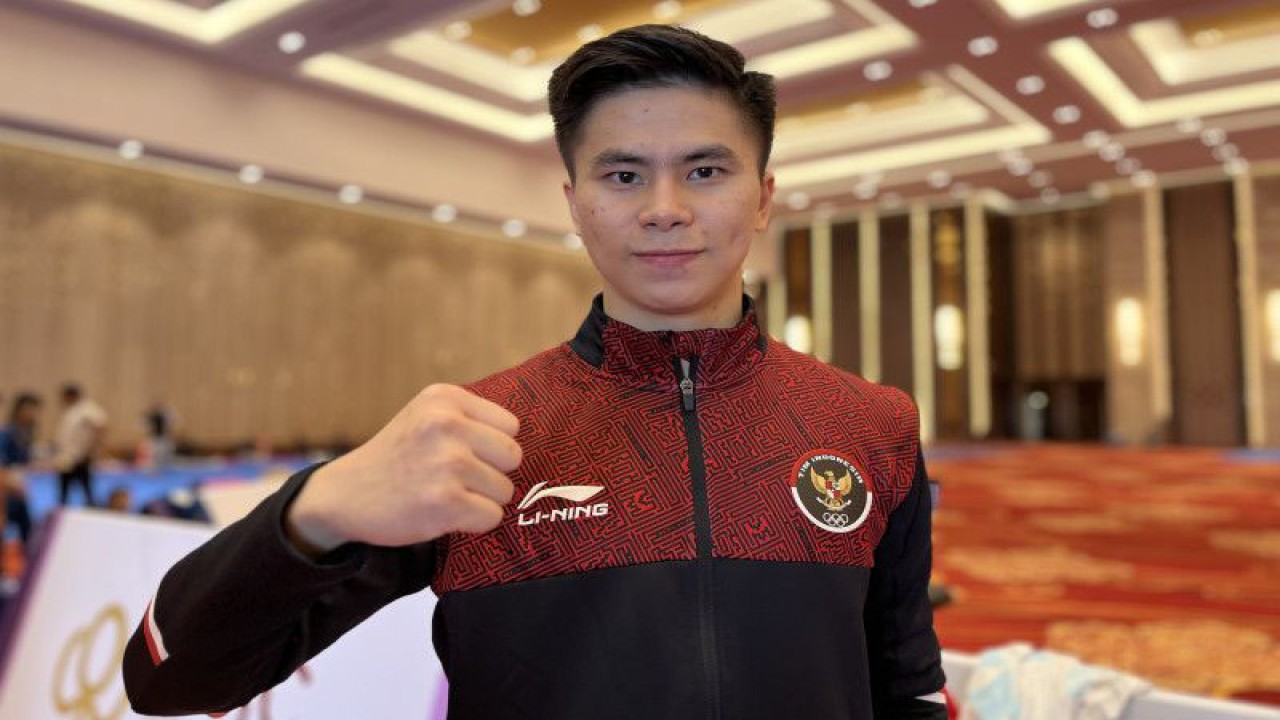 Atlet taolu Indonesia Edgar Xavier Marvelo berpose usai wawancara di Chroy Changvar Convention Center Phnom Penh, Kamboja, Jumat (12/5/2023). (ANTARA/Arnidhya Nur Zhafira)